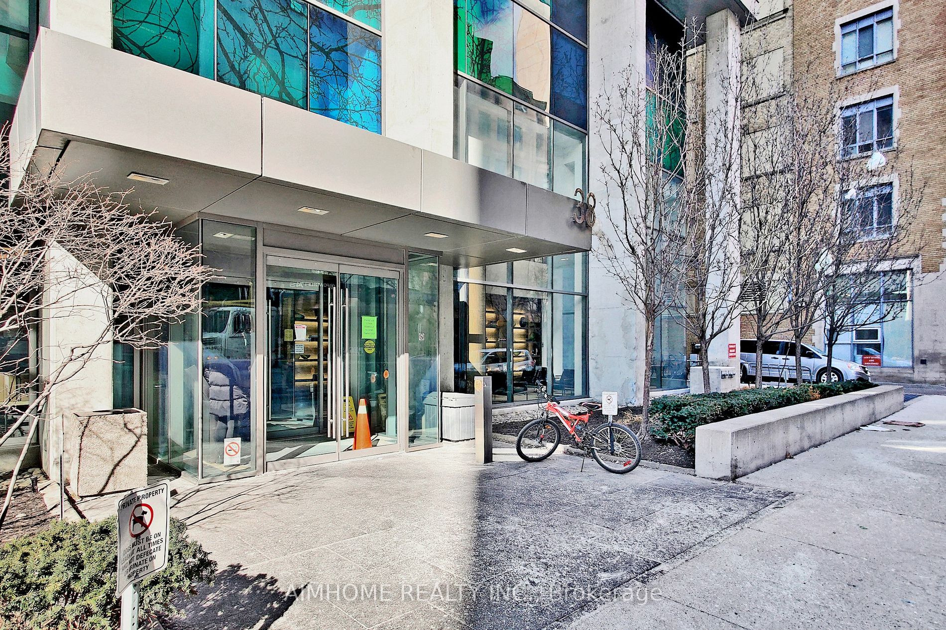 Murano Condos – South Tower – 38 Grenville St