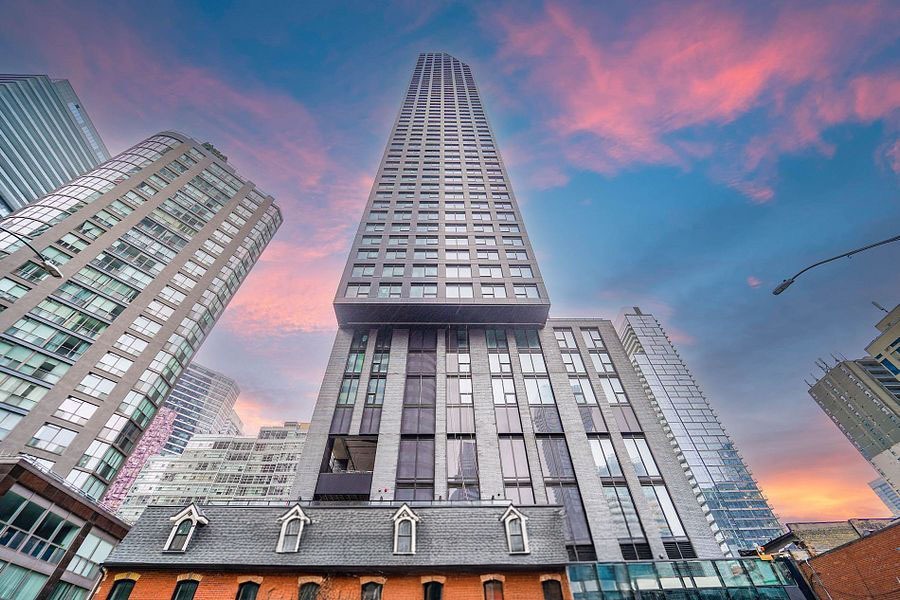 Eight Wellesley Residences : 8 Wellesley St W